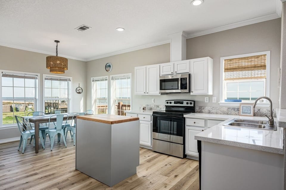 House, 2 Bedrooms | Private kitchen | Fridge, microwave, oven, dishwasher