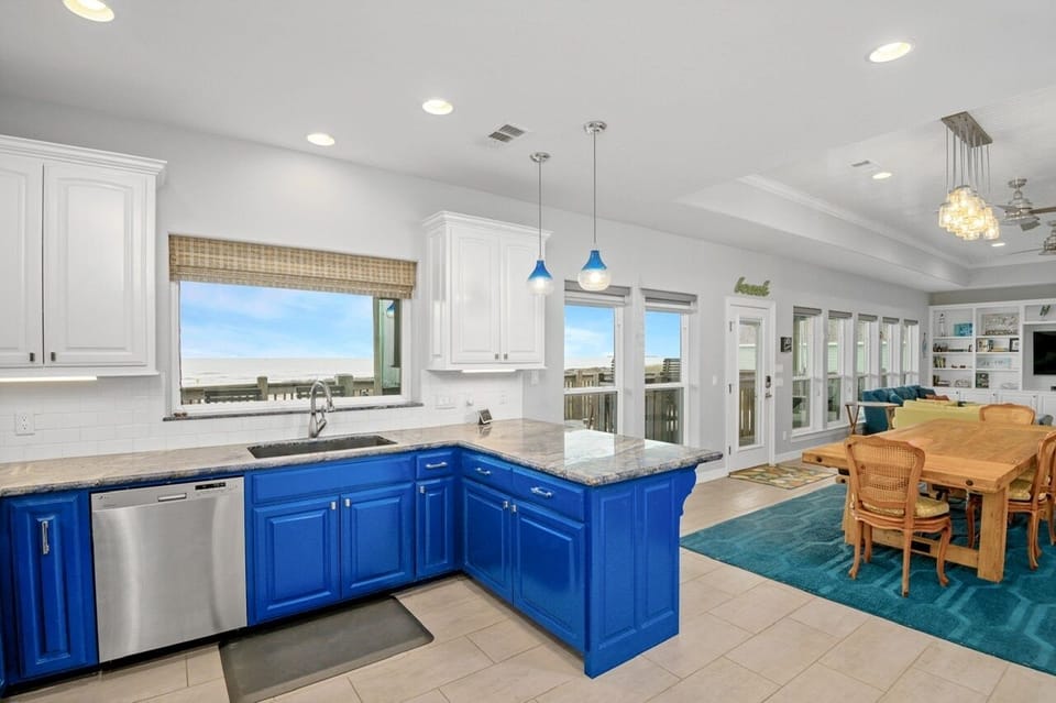 House, 4 Bedrooms | Private kitchen | Fridge, microwave, oven, coffee/tea maker