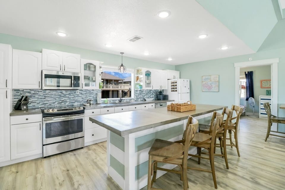 House, 3 Bedrooms | Private kitchen | Fridge, microwave, oven, coffee/tea maker