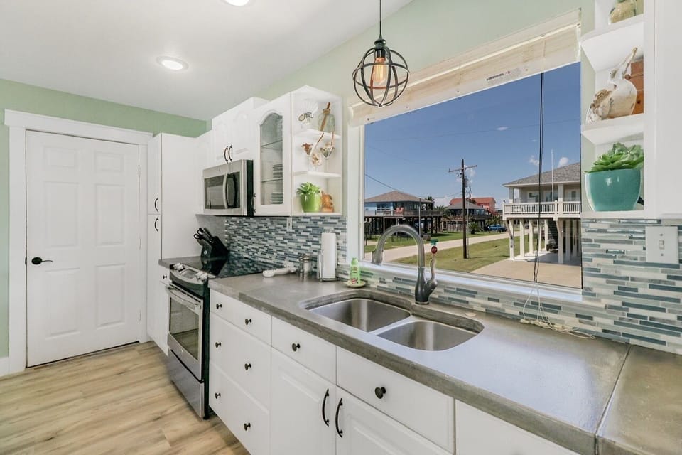 House, 3 Bedrooms | Private kitchen | Fridge, microwave, oven, coffee/tea maker
