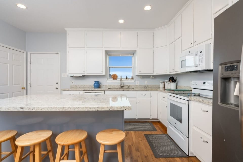House, 4 Bedrooms | Private kitchen | Fridge, microwave, coffee/tea maker, toaster