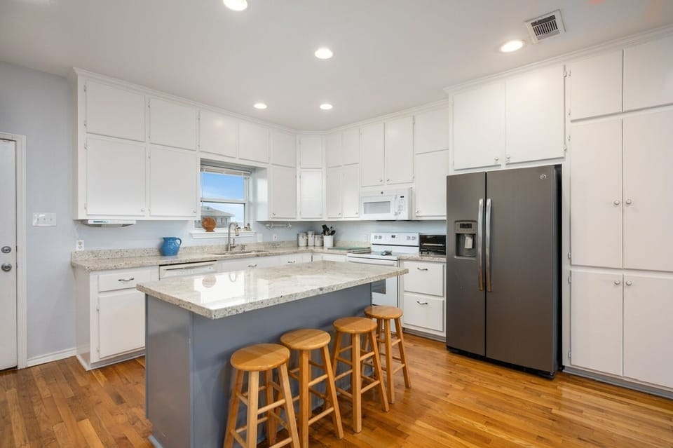 House, 4 Bedrooms | Private kitchen | Fridge, microwave, coffee/tea maker, toaster