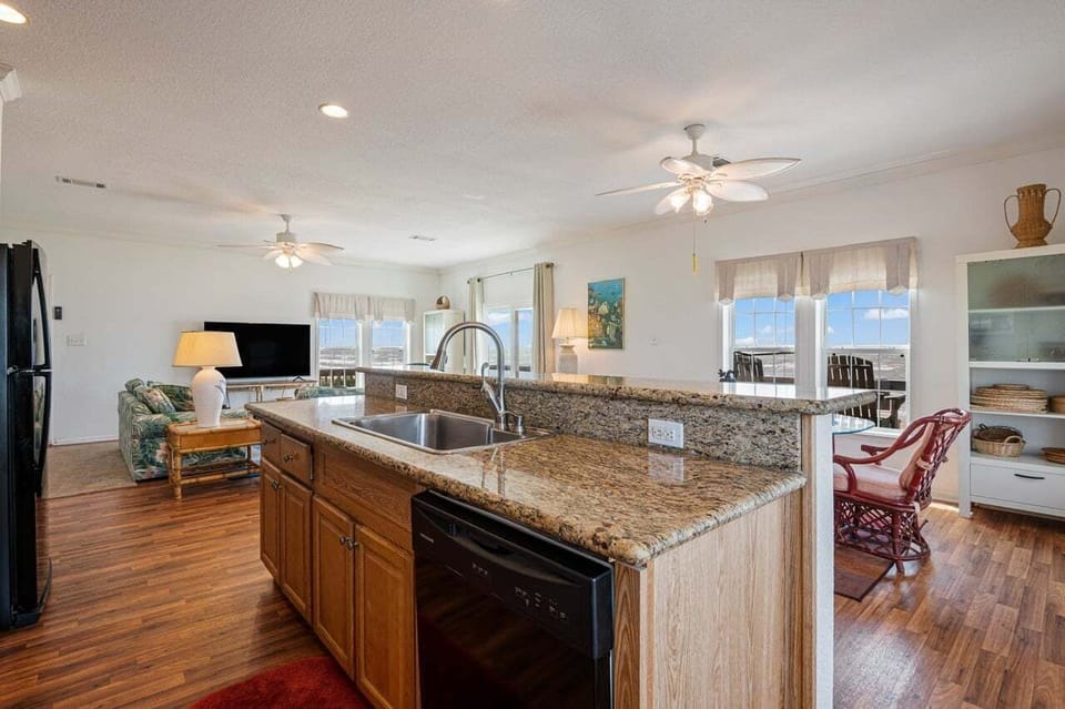 House, 2 Bedrooms | Private kitchen | Fridge, microwave, coffee/tea maker, toaster