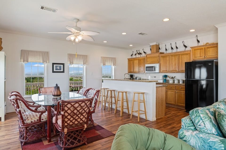 House, 2 Bedrooms | Private kitchen | Fridge, microwave, coffee/tea maker, toaster
