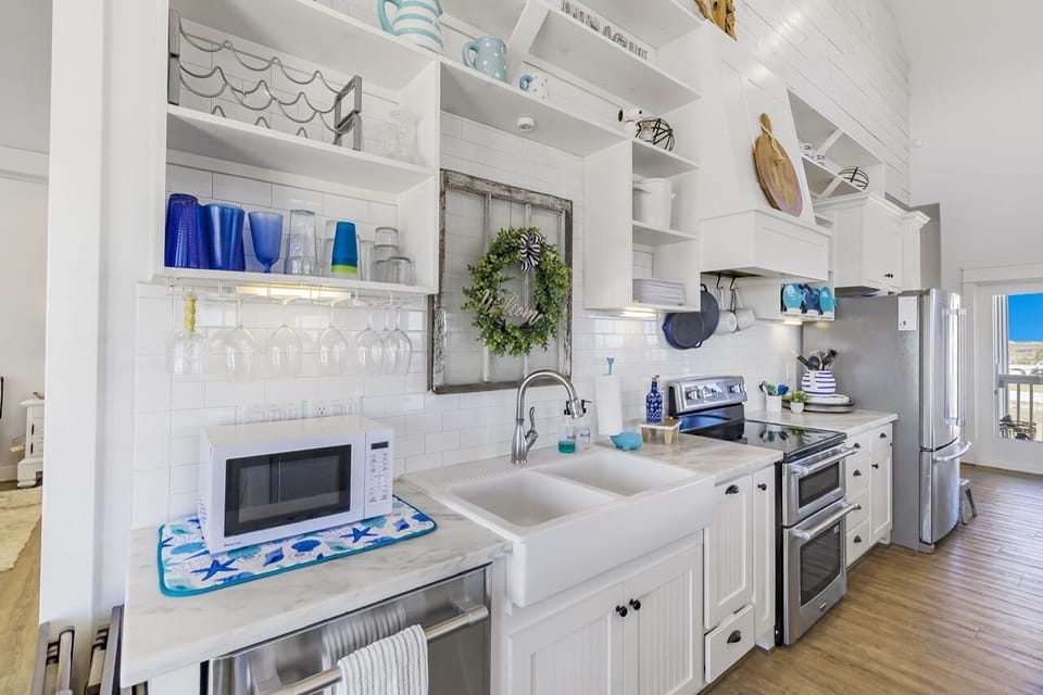 House, 4 Bedrooms | Private kitchen | Fridge, microwave, oven, coffee/tea maker