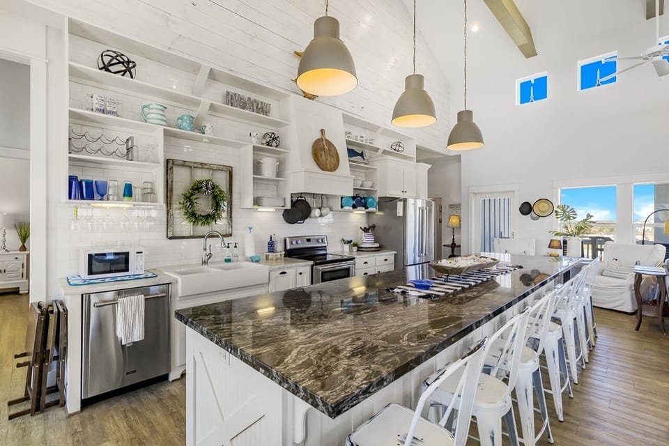 House, 4 Bedrooms | Private kitchen | Fridge, microwave, oven, coffee/tea maker