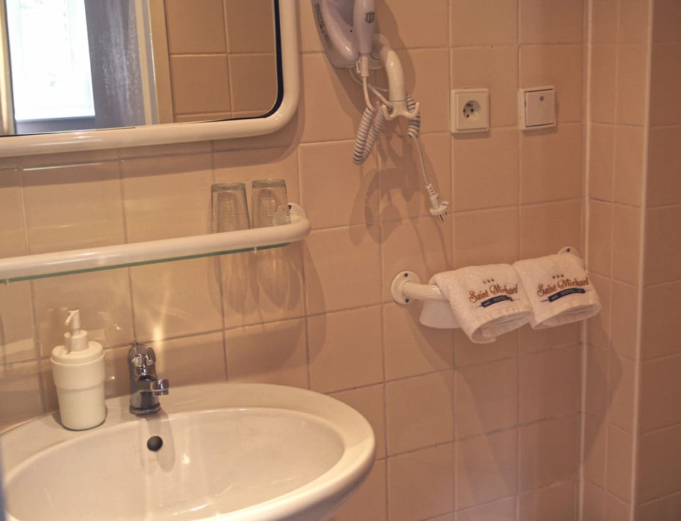 Economy Double Room | Bathroom sink