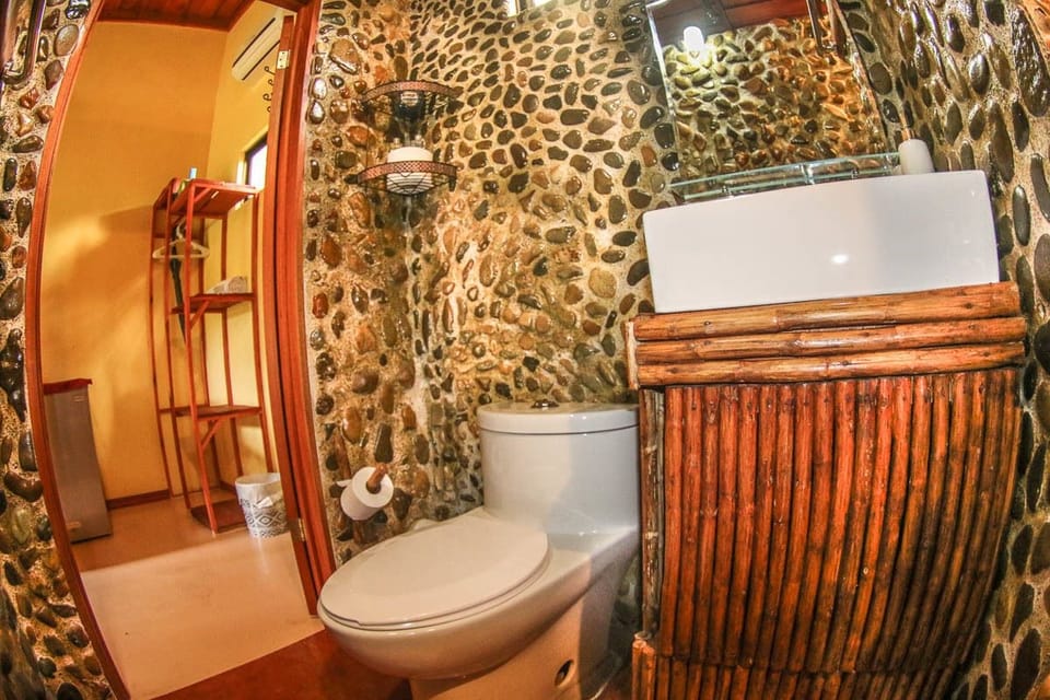 Deluxe Double Room, 1 King Bed | Bathroom | Shower, free toiletries, hair dryer, towels
