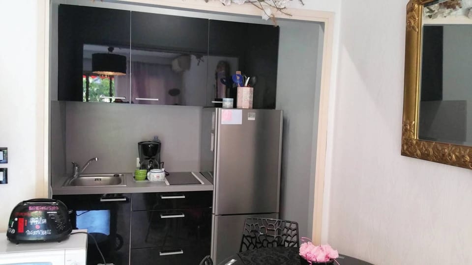 Coffee/tea maker, full-size fridge