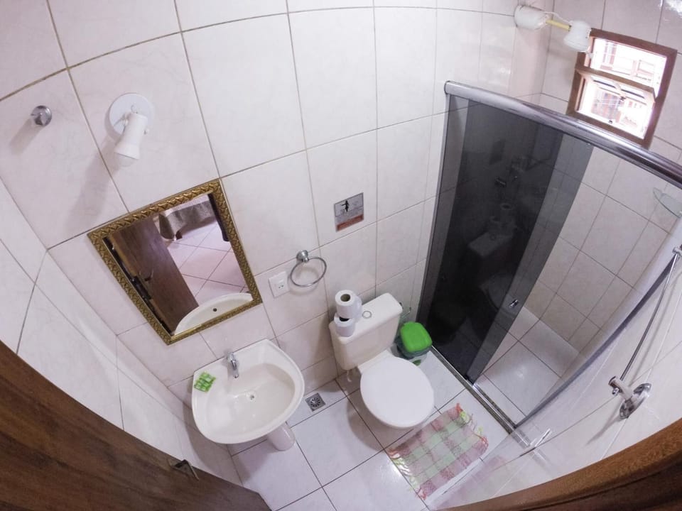 Shower, free toiletries, towels