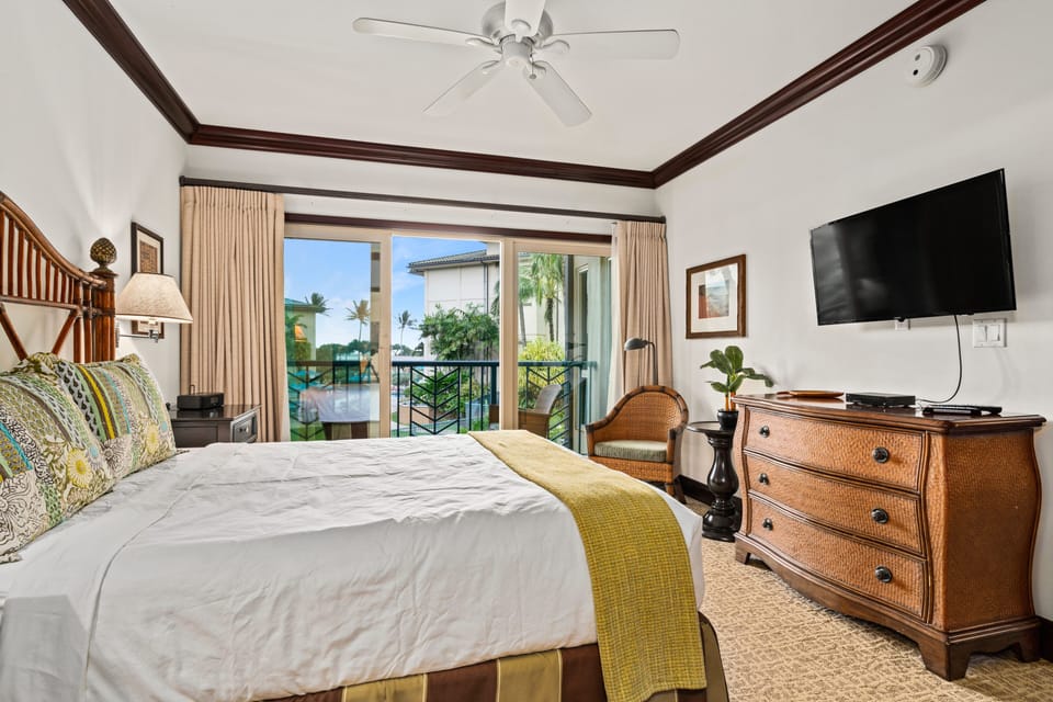 Master Suite 1 - Dresser + TV