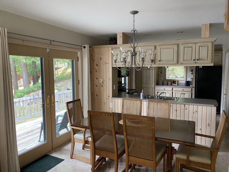 Dining area for six people