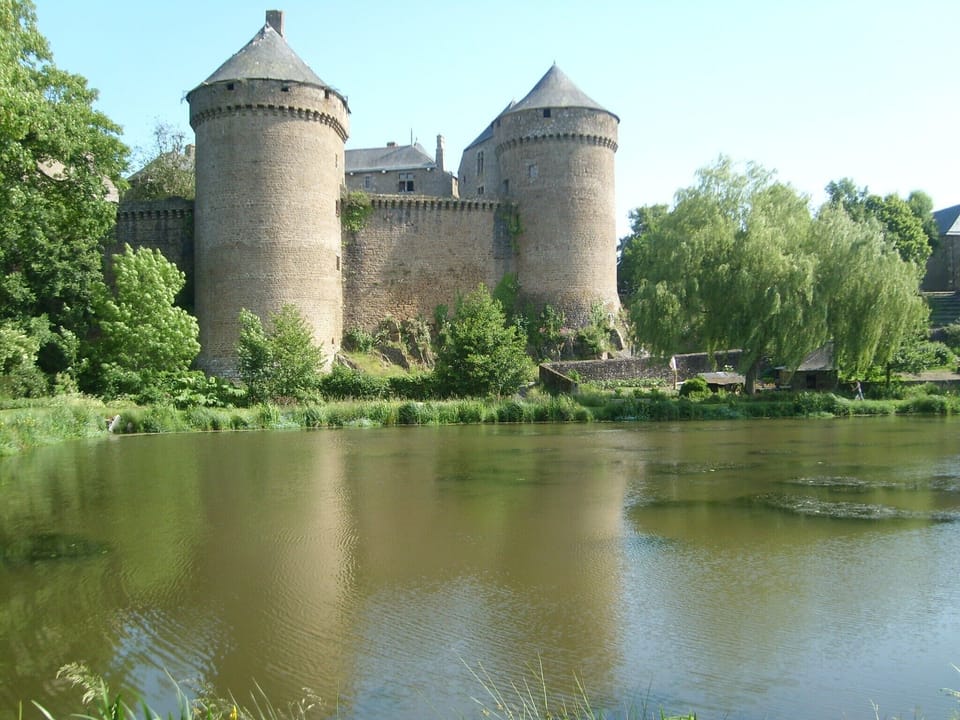 Nearby Lassay Les Chateaux