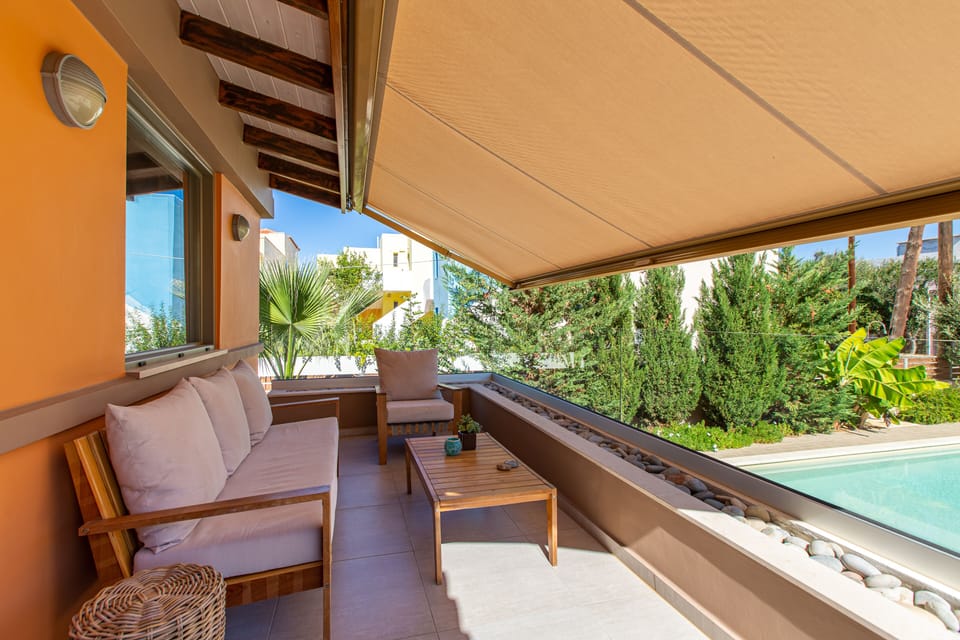 Enjoy the terasse with a view to the pool!