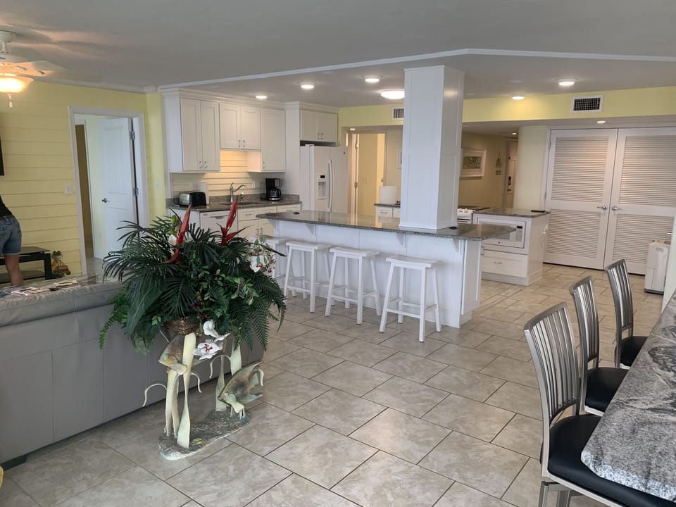 Island bar also in Kitchen
