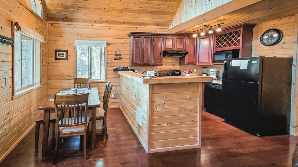 Alpine Cabin | Dining Area