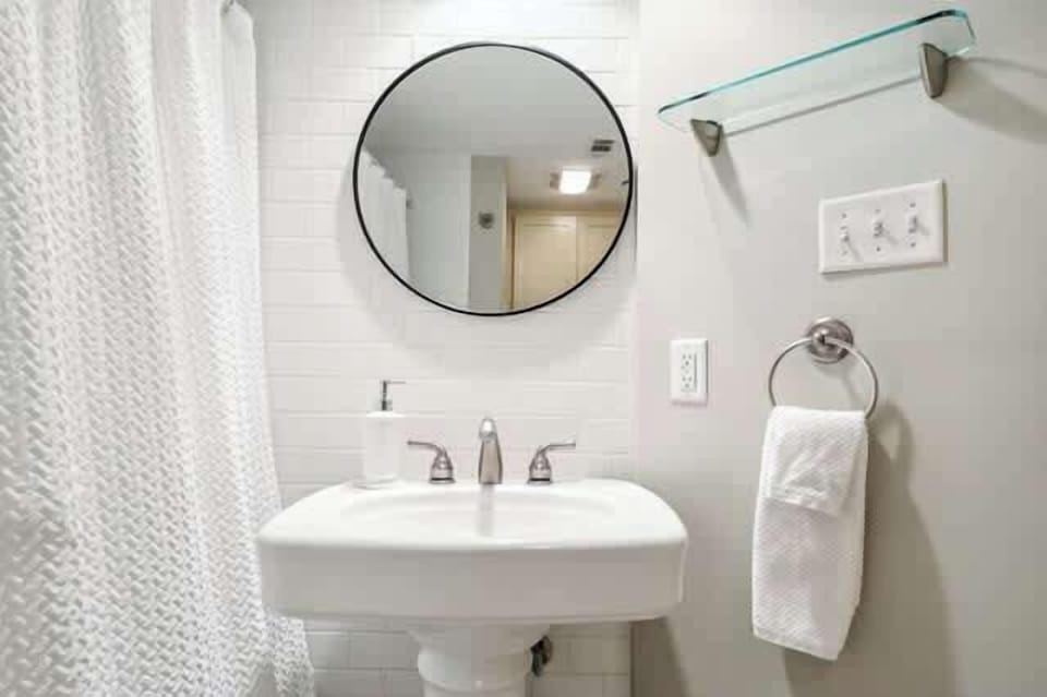 Hallway bathroom has full sized tub/shower combo
