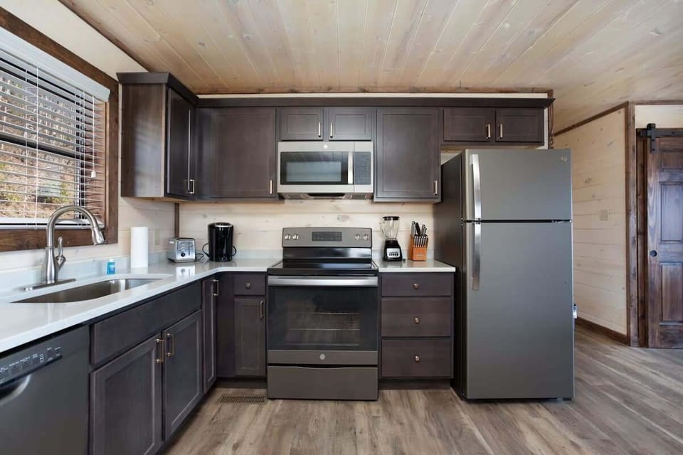 Amazing Kitchen With Regular And Keurig Coffee Maker! (Bring Coffee)