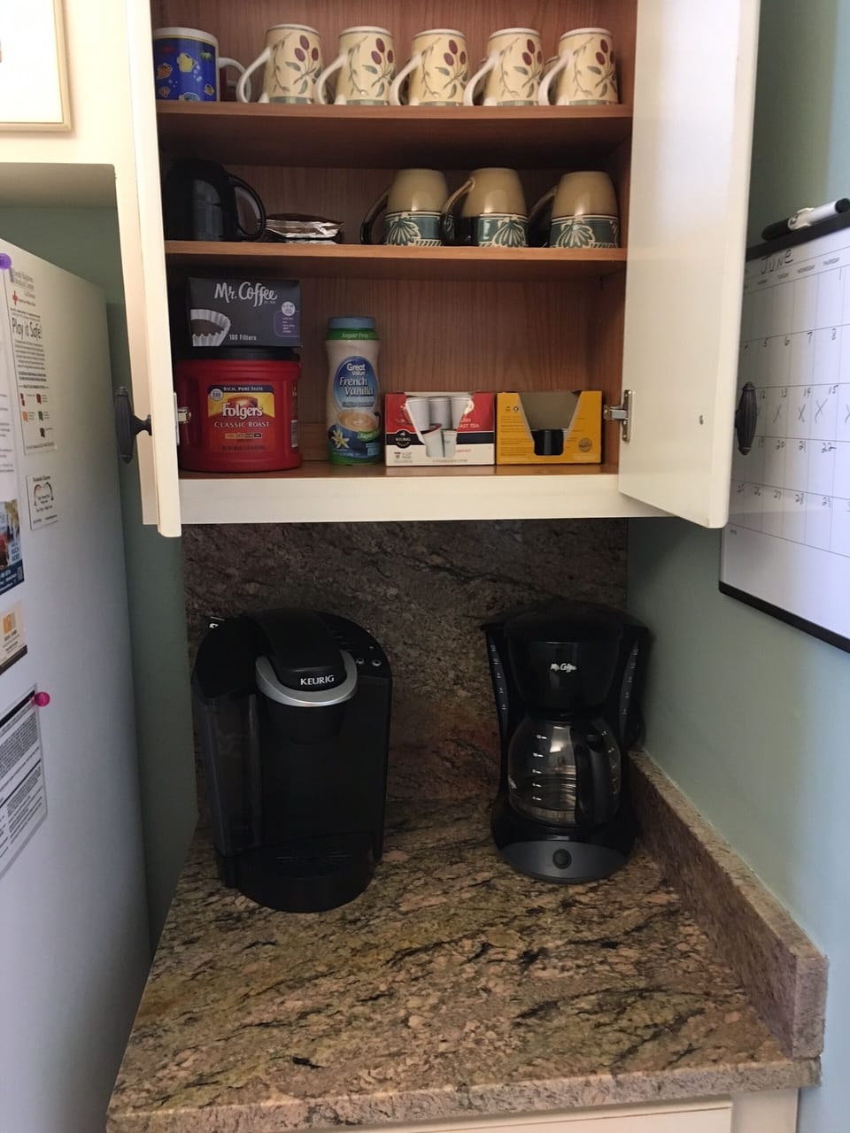 COFFEE BAR WITH KERUIG AND REGULAR COFFEE MAKER