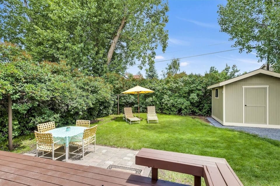 Huge private backyard with gas BBQ and table for 4