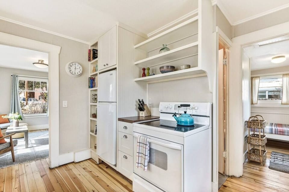 Fill size over, stove, fridge with open shelves
