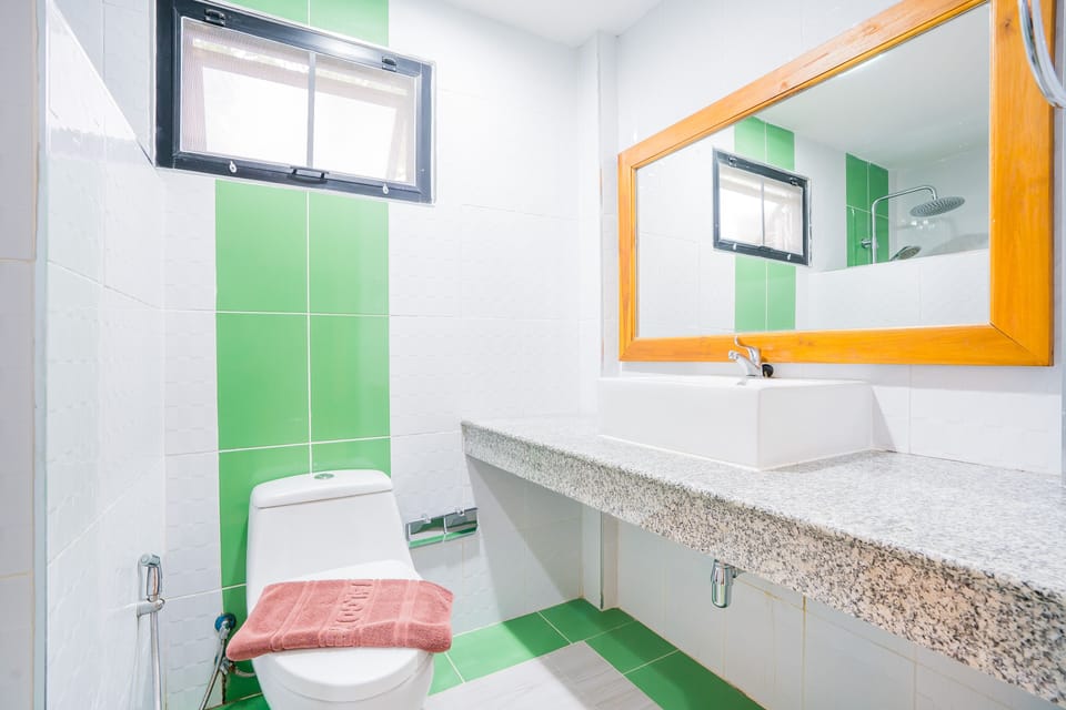 Deluxe Double Room | Bathroom | Shower, free toiletries, towels