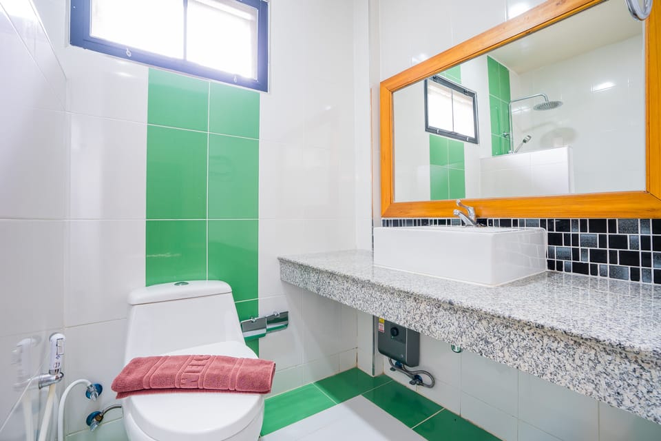 Shower, free toiletries, towels