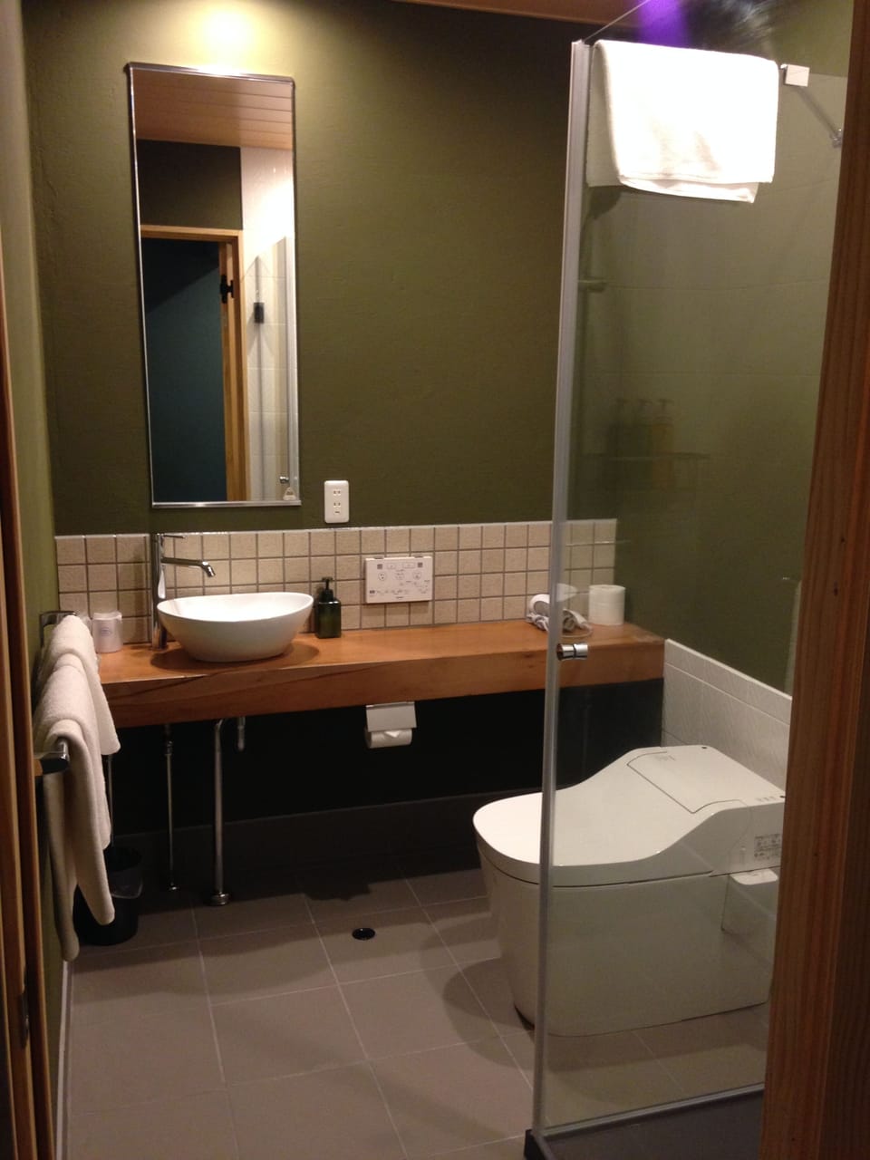 Superior Twin Room | Bathroom | Shower, free toiletries, hair dryer, bidet