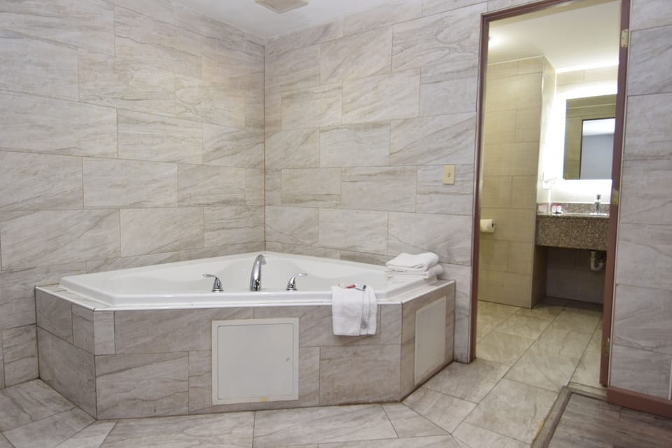 Deluxe Room, 1 Queen Bed, Smoking (Jacuzzi Room) | Premium bedding, memory foam beds, blackout drapes, free WiFi