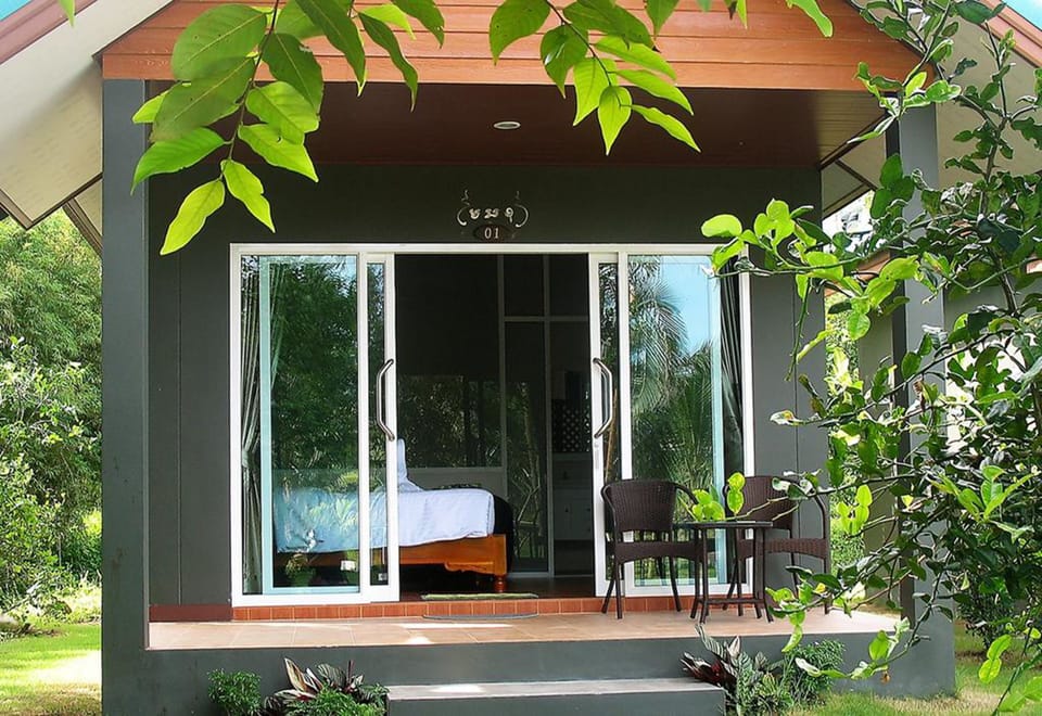 Bungalow | In-room safe, desk, blackout drapes, rollaway beds