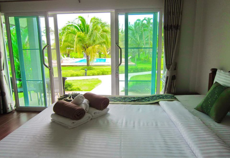 Bungalow | In-room safe, desk, blackout drapes, rollaway beds