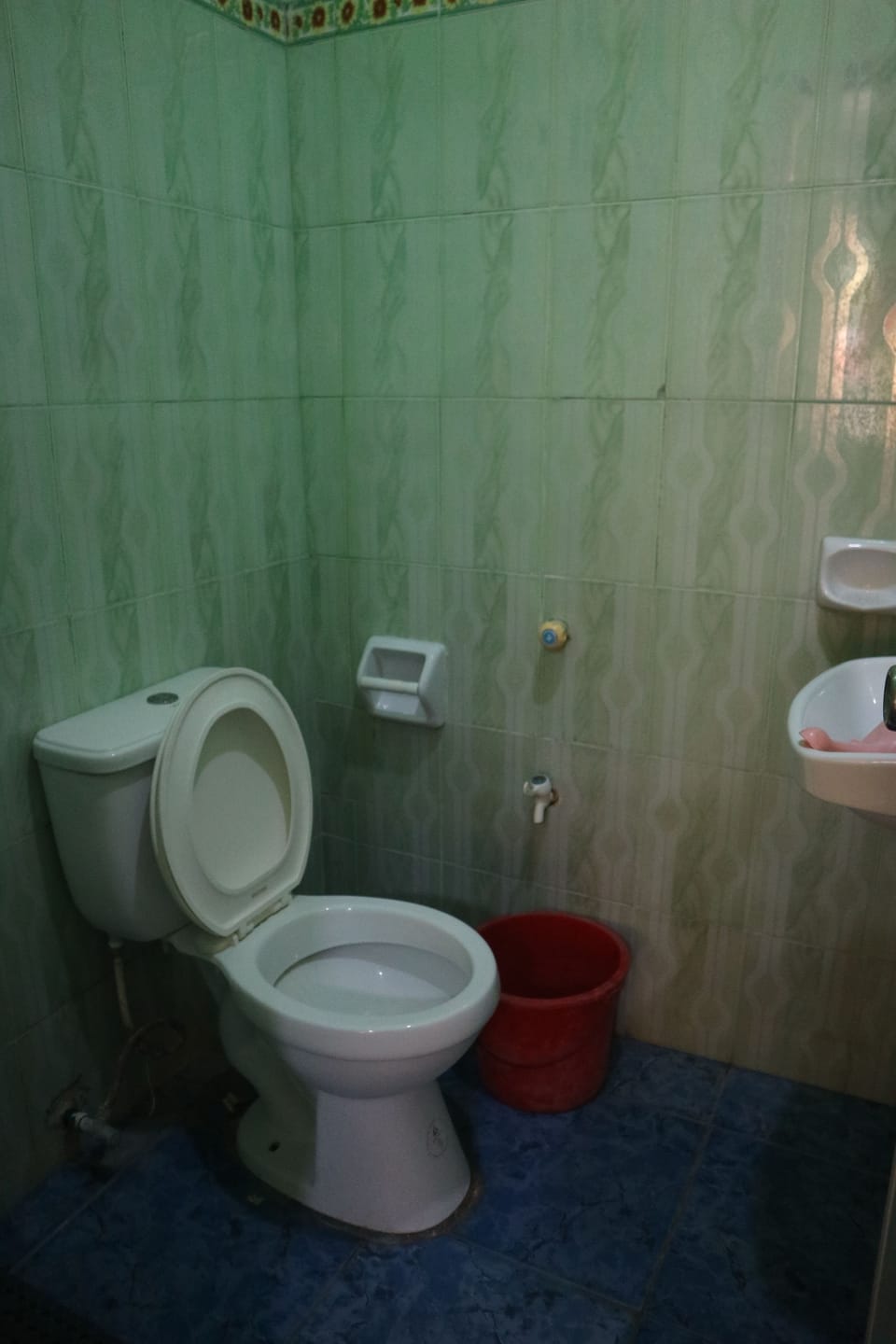 Family Room, 6 Persons | Bathroom | Shower, free toiletries, towels
