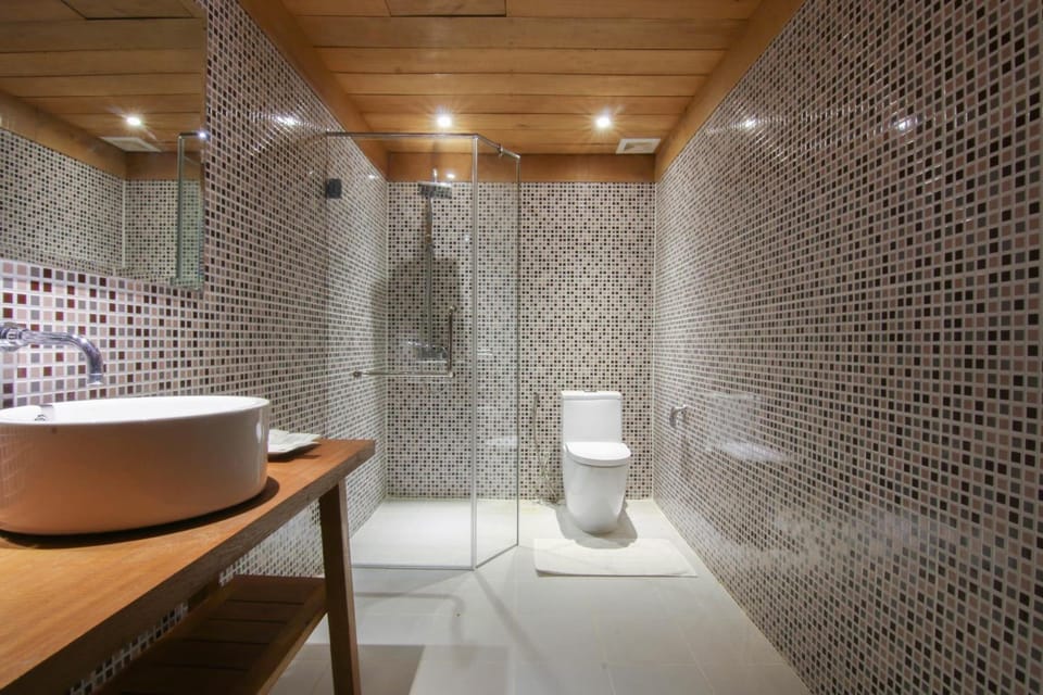 Separate tub and shower, deep soaking tub, free toiletries, hair dryer