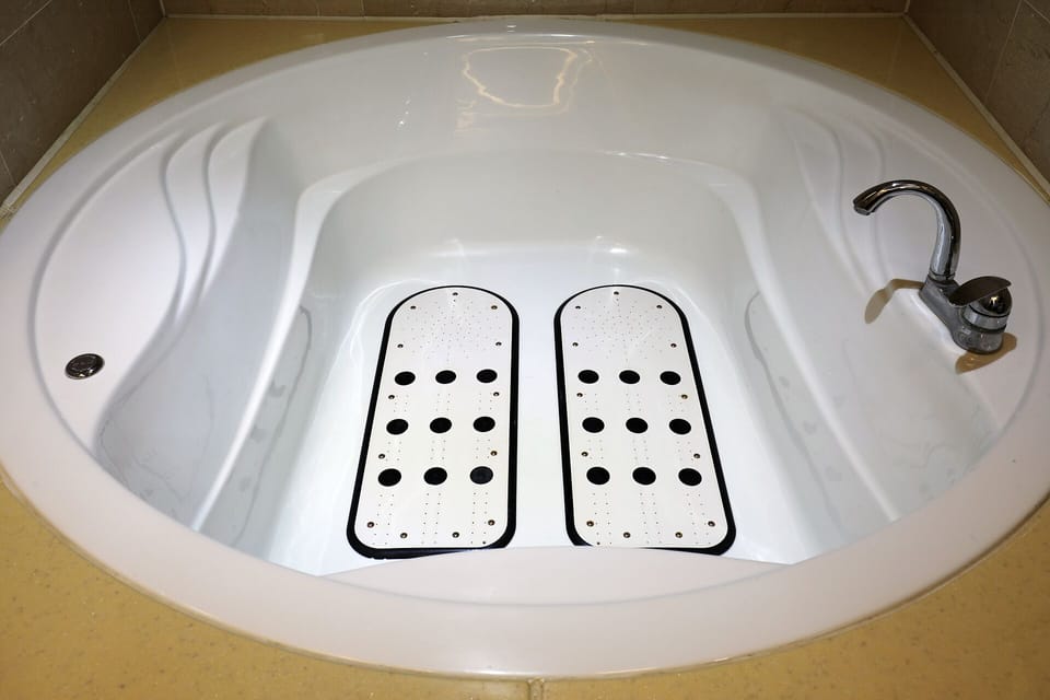 Golden Suite | Bathroom | Combined shower/tub, free toiletries, hair dryer, bathrobes