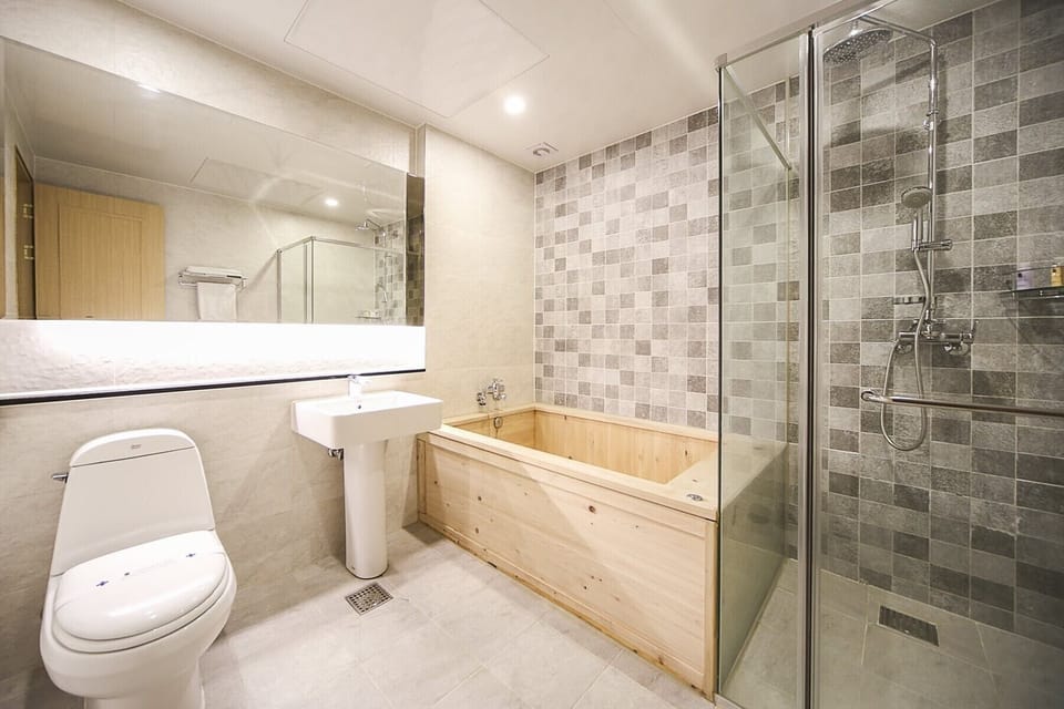Family Suite (Super King) | Bathroom | Combined shower/tub, free toiletries, hair dryer, bathrobes