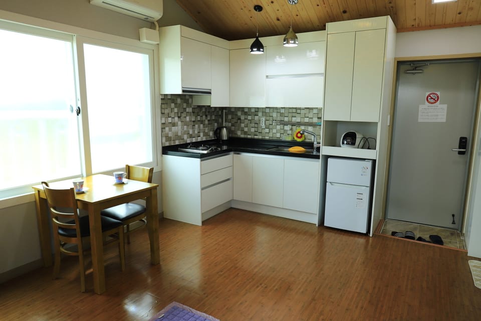 Room, 2 Bedrooms, Microwave, Mountain View (25 PY) | Private kitchen | Fridge, microwave, stovetop, cookware/dishes/utensils