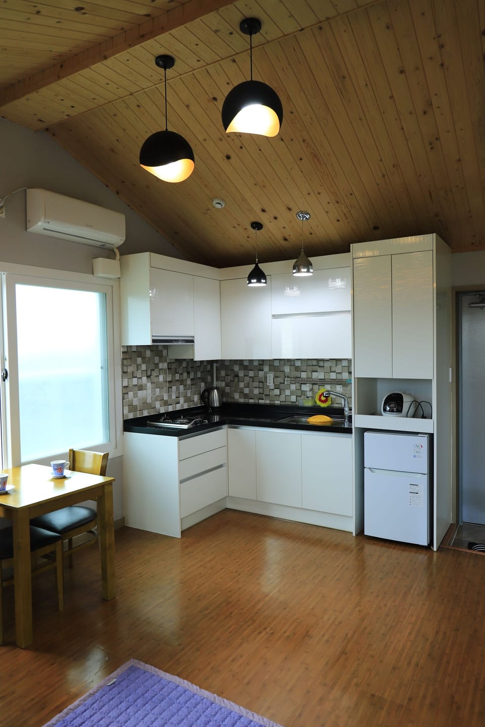 Room, 2 Bedrooms, Microwave, Mountain View (25 PY) | Private kitchen | Fridge, microwave, stovetop, cookware/dishes/utensils