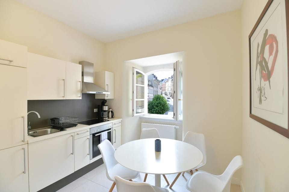 Full-size fridge, microwave, oven, stovetop