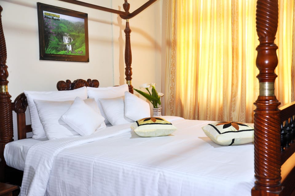 Deluxe Double Room | In-room safe, iron/ironing board, free WiFi