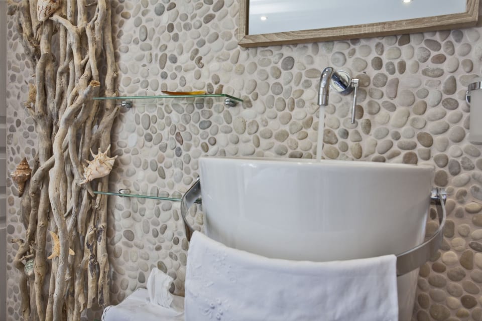 Junior Suite, Kitchenette, Sea View (Suite Pignottu) | Bathroom amenities | Shower, rainfall showerhead, designer toiletries, hair dryer