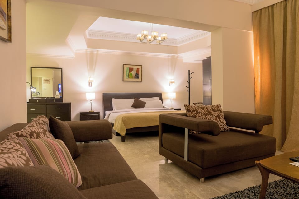 Minibar, in-room safe, desk, iron/ironing board