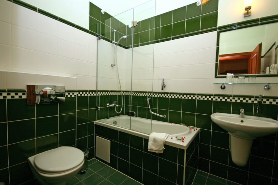 Family Room, 2 Bedrooms | Bathroom | Free toiletries, hair dryer, towels