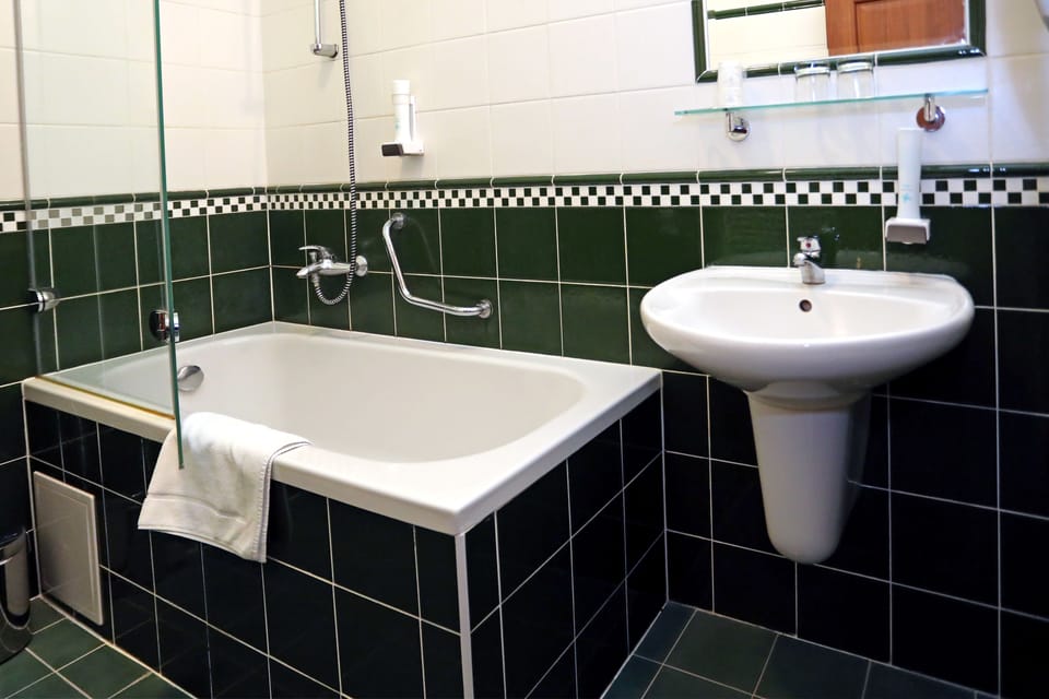 Superior Double Room | Bathroom | Free toiletries, hair dryer, towels
