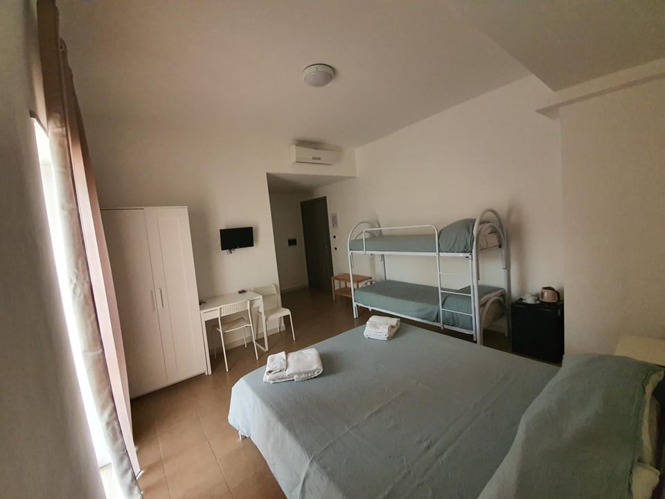 Minibar, desk, soundproofing, cribs/infant beds