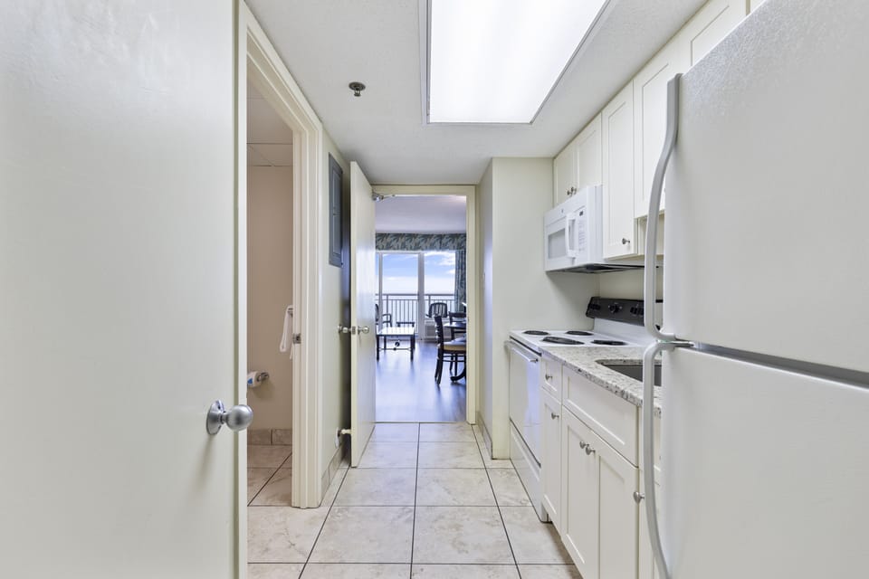 Condo, 1 Bedroom, Balcony, Ocean View, Magnolia, Full Kitchen | Private kitchen | Fridge, microwave, stovetop, coffee/tea maker