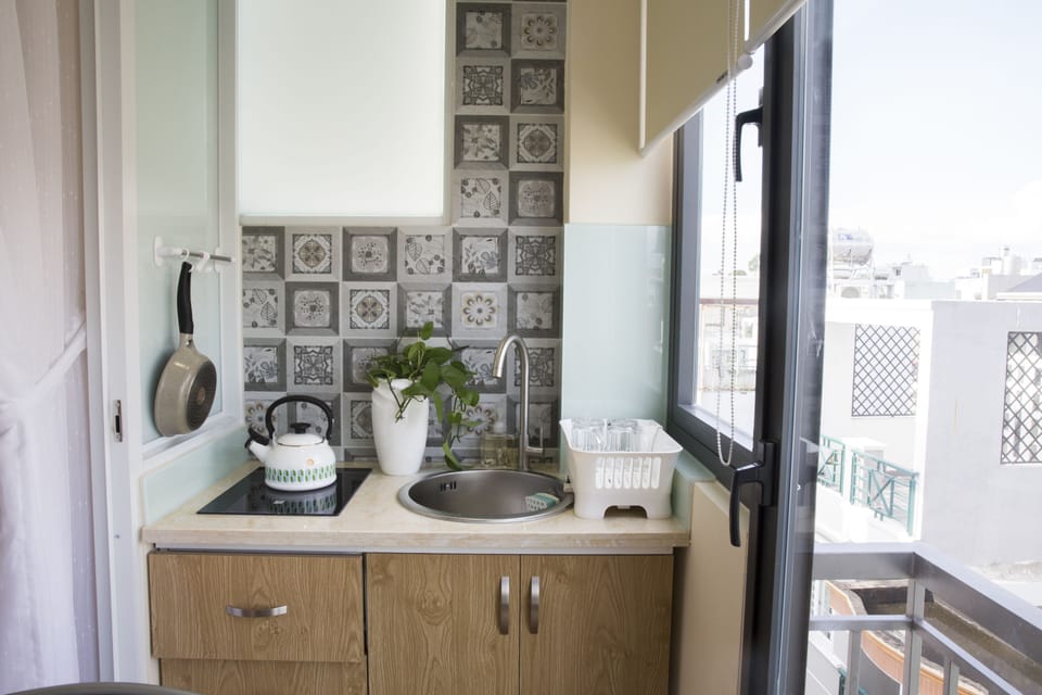 Studio | Private kitchenette | Fridge, microwave, stovetop, electric kettle