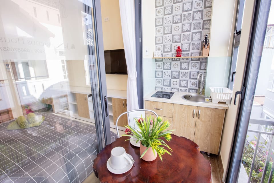 Studio | 1 bedroom, Egyptian cotton sheets, premium bedding, in-room safe