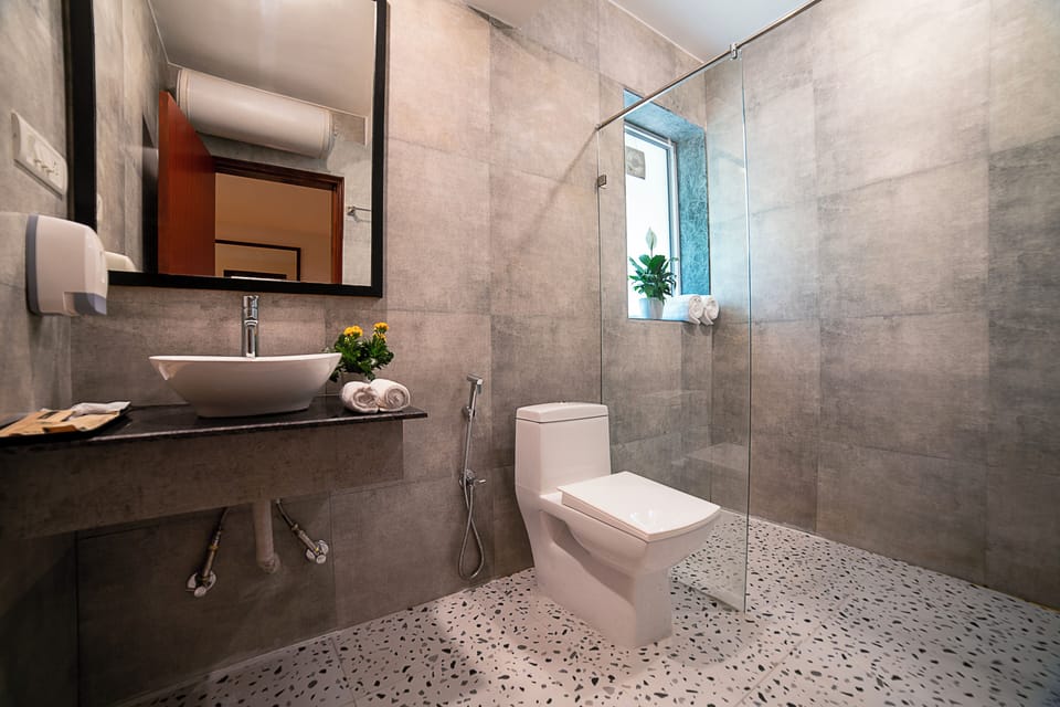 Shower, rainfall showerhead, free toiletries, towels