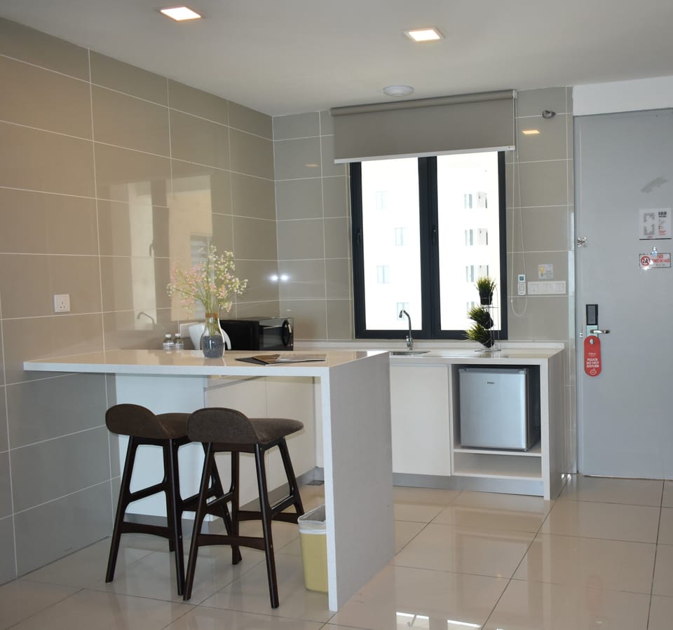 Executive Suite | Private kitchenette | Coffee/tea maker, electric kettle