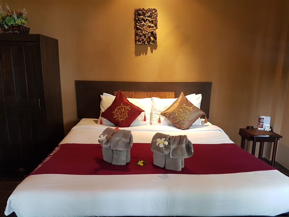 Family Deluxe Room | Desk, iron/ironing board, rollaway beds, free WiFi